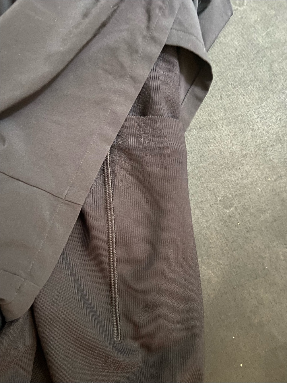 On Running Men’s Black 2-in-1 Athletic Shorts - Picture 3 of 5